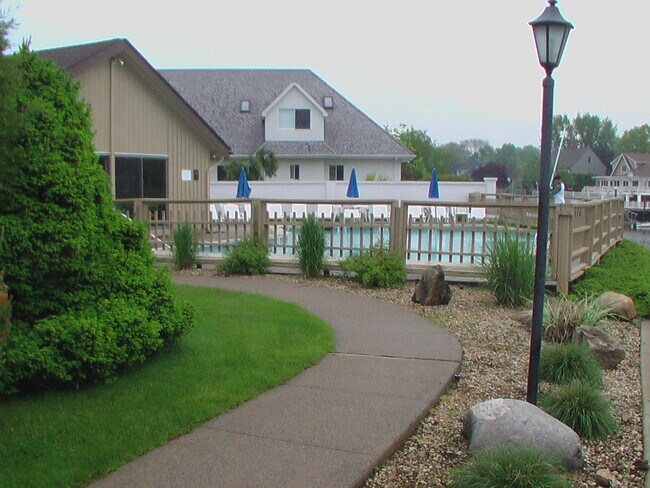 Pool and Club House - 199 Gregory Blvd