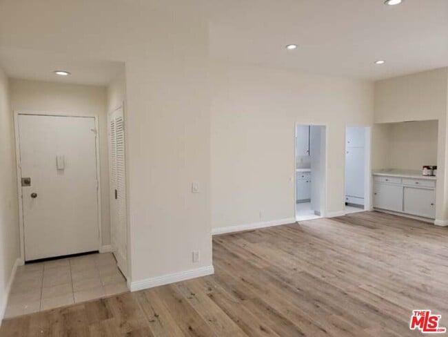 Building Photo - 1850 Thayer Ave