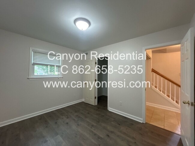 Building Photo - Beautiful 3 BR/3Bath in well sought after ...