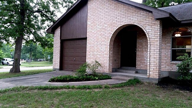 Foto del edificio - 240 N Forest Dr