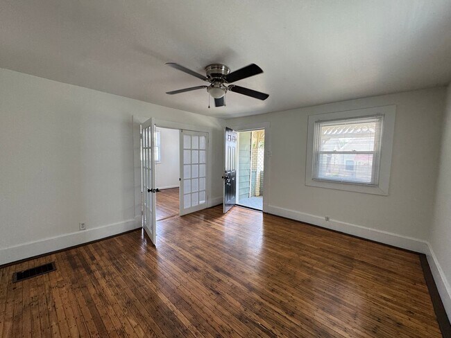 Building Photo - Near Westside 4 Bedroom 2 Bath