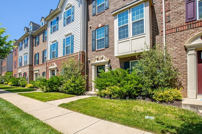 Foto del edificio - Luxurious 4 BR/3 Full BA & 2 Half BA Townh...