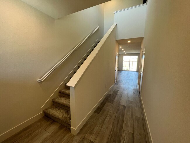 Foto del edificio - Newer Construction Home located in desirab...