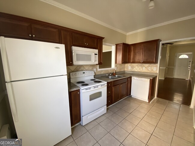 Building Photo - 212 Village Dr