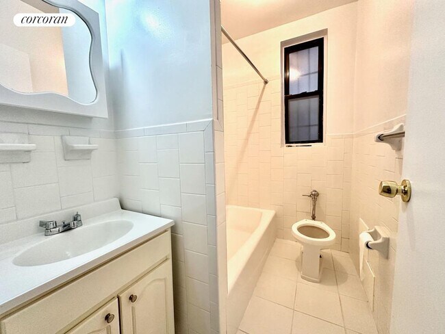 Building Photo - 577 Isham St