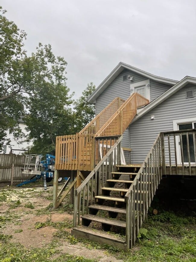 Building Photo - 822 Arctic St