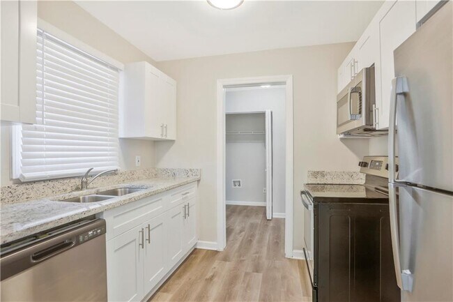 Building Photo - 2052 W Flat Shoals Terrace
