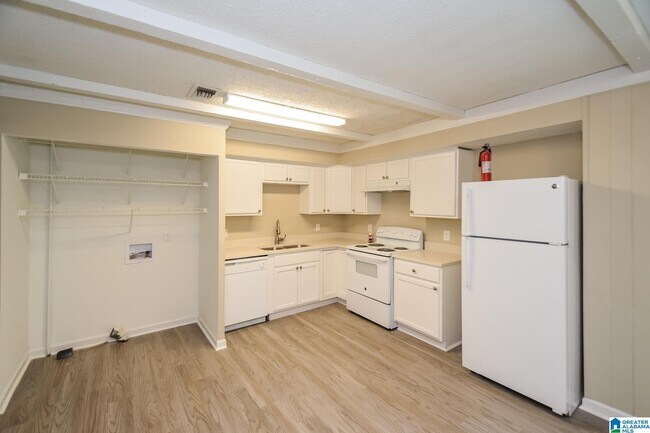Building Photo - 5084 Oak Leaf Cir