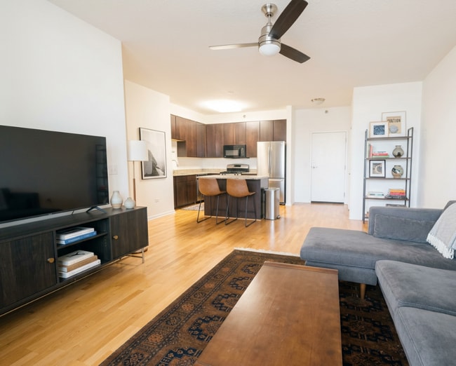 Building Photo - 1133 W Granville Ave