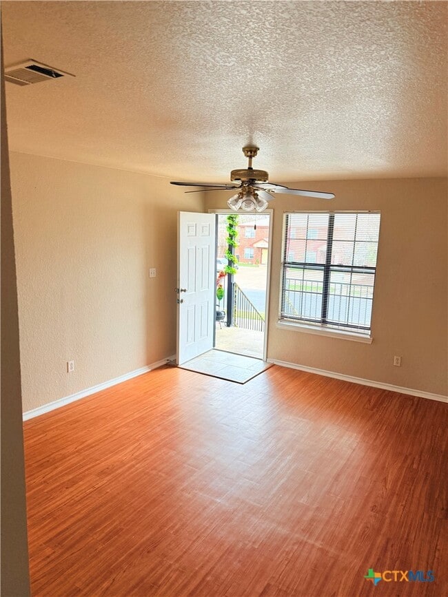 Building Photo - 203 W Mary Jane Dr