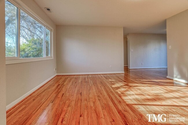 Building Photo - Lovely 3 BD Ranch Style Home - Beautiful Hardwood, Huge fenced back yard!