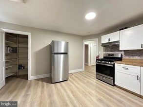 Building Photo - 1109 W James St