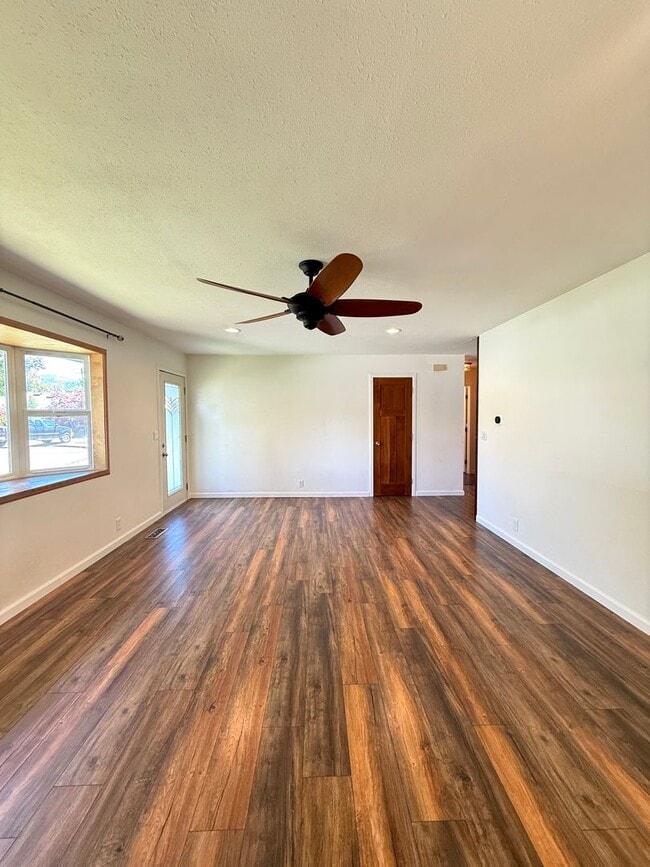 Building Photo - Beautiful 3 Bedroom, 2 Bathroom Rogue River Rental
