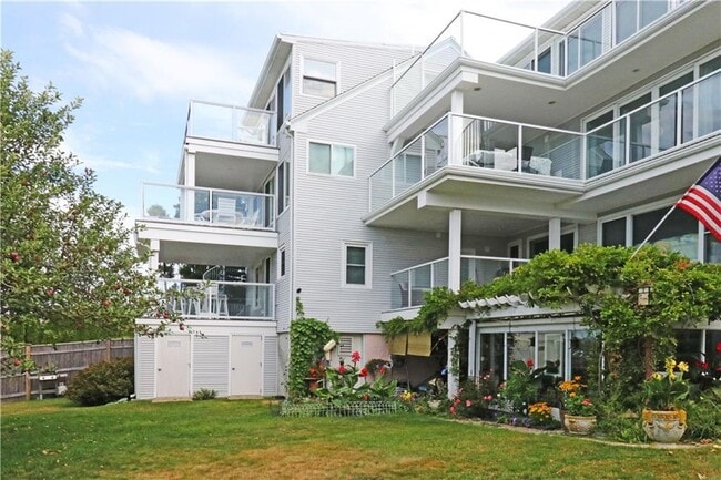 Foto del edificio - 249 Tuckerman Ave
