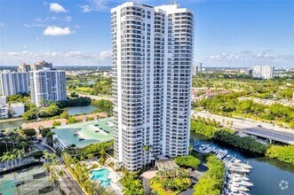 Building Photo - 3500 Mystic Pointe Dr
