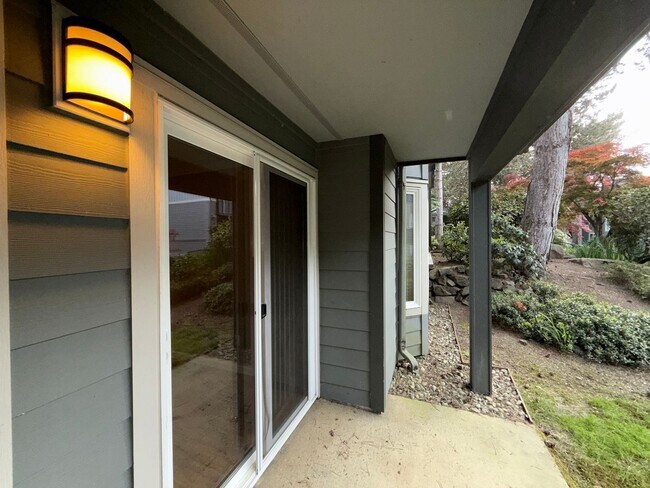 Building Photo - 2 Bed 1 Bath Kirkland