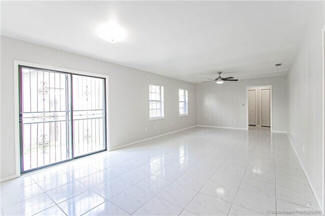 Foto del edificio - 12 W Enfield Rd
