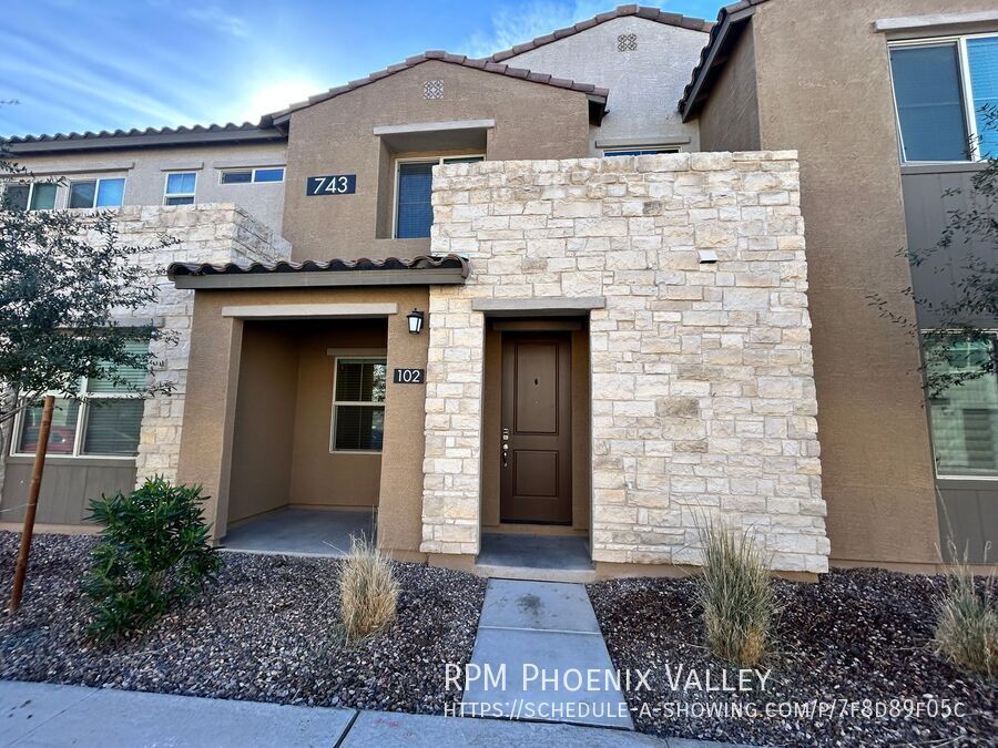 Foto principal - 3 Bed / 2.5 Bath Gilbert Townhome GATED Co...