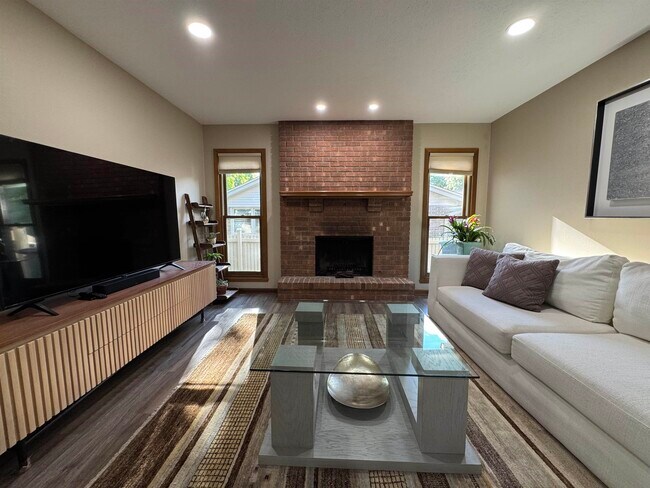 Foto del edificio - 5855 Thatcher Dr
