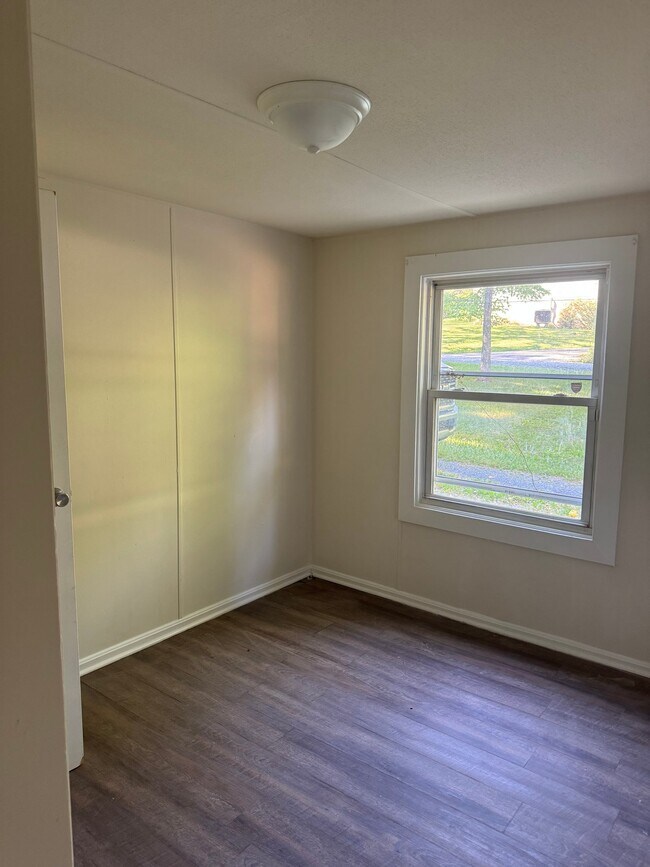 Foto del edificio - 245 Deerfoot Rd
