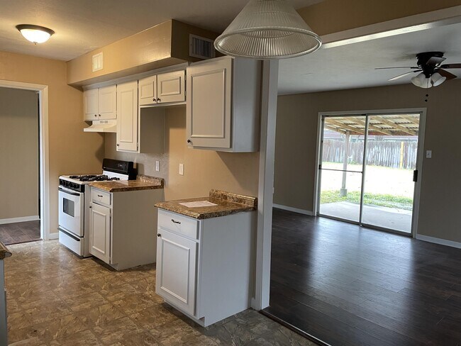 Building Photo - 2017 Mandy Ln