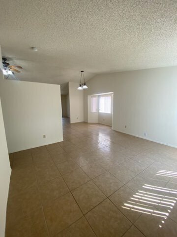 Foto del edificio - FOR RENT