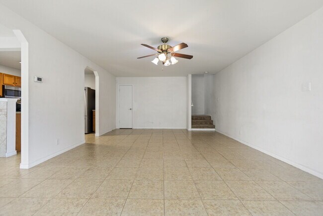 Foto del edificio - Beautiful two-story home offering 3 bedrooms, 2.5 bathrooms, and a spacious fenced-in backyard, p...