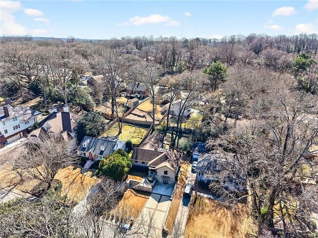 Foto del edificio - 1319 Chalmette Dr NE