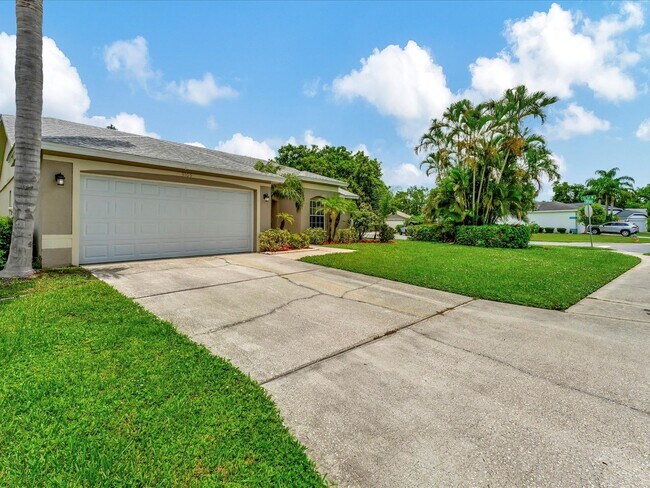Building Photo - Available Now - 3 Bedroom Pool Home - Glen...