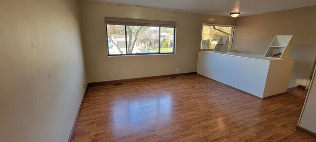 Building Photo - 624 Fairoaks Way