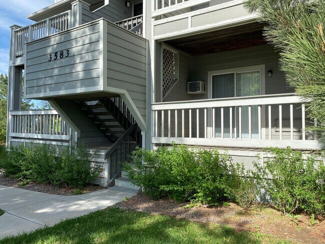 Foto del edificio - Large 1-bedroom condo with covered parking!  All appliances!