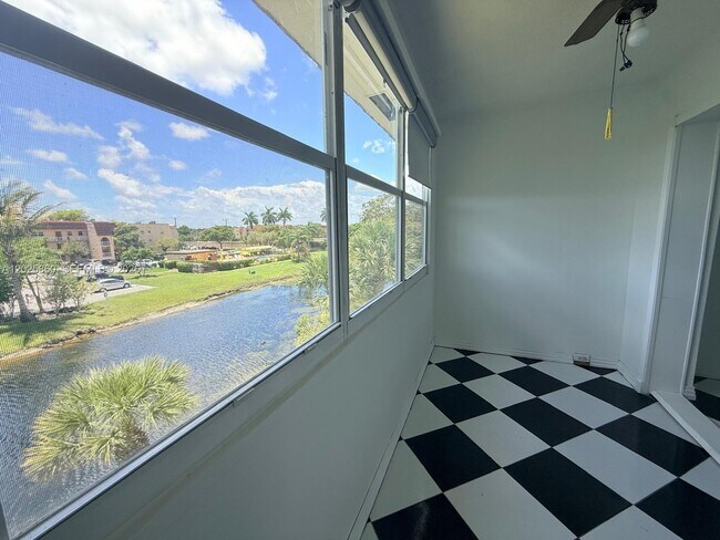 Foto del edificio - 8595 Sunrise Lakes Blvd