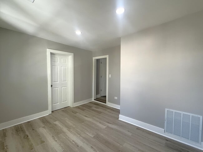 Building Photo - 3575 W Dickens Ave