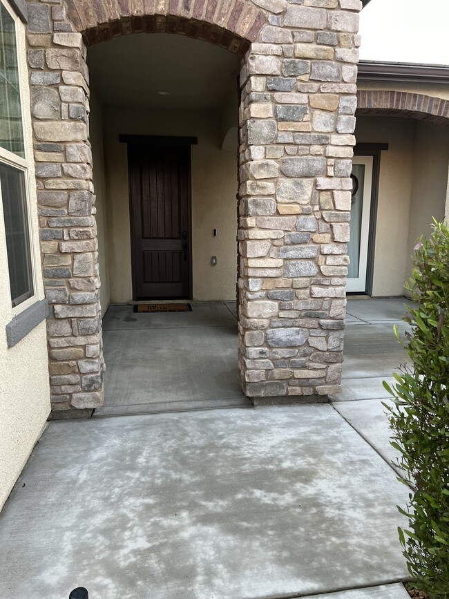 Building Photo - 598 Crescent Ln