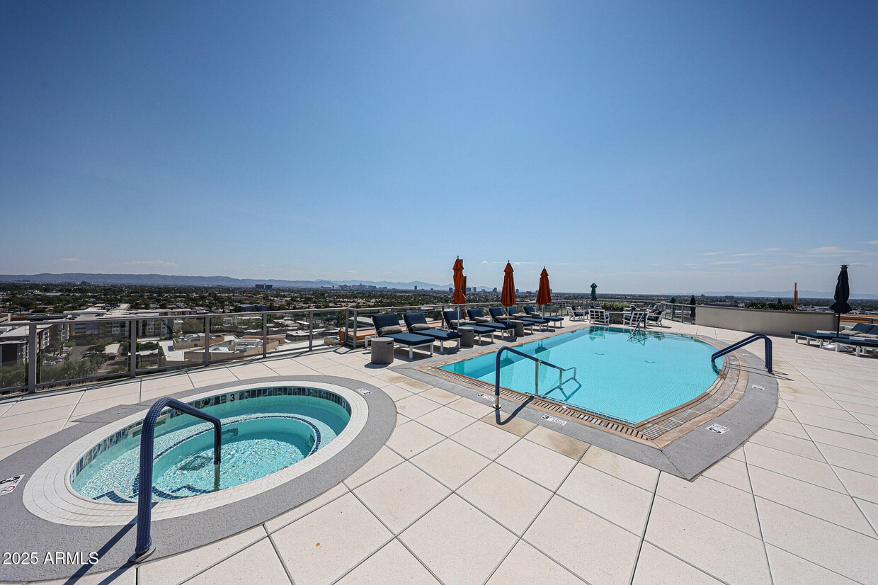 Foto principal - 2211 E Camelback Rd