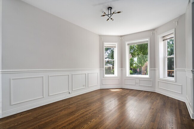Foto del edificio - 2441 N Harding Ave