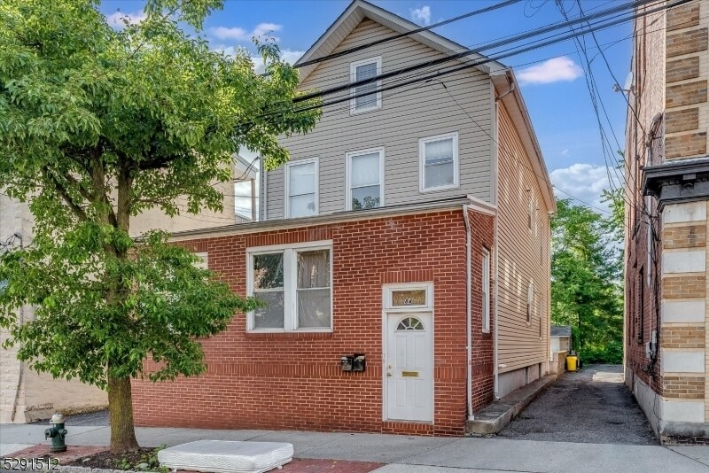 84 Bay St, Montclair, NJ 07042 Townhome Rentals in Montclair NJ