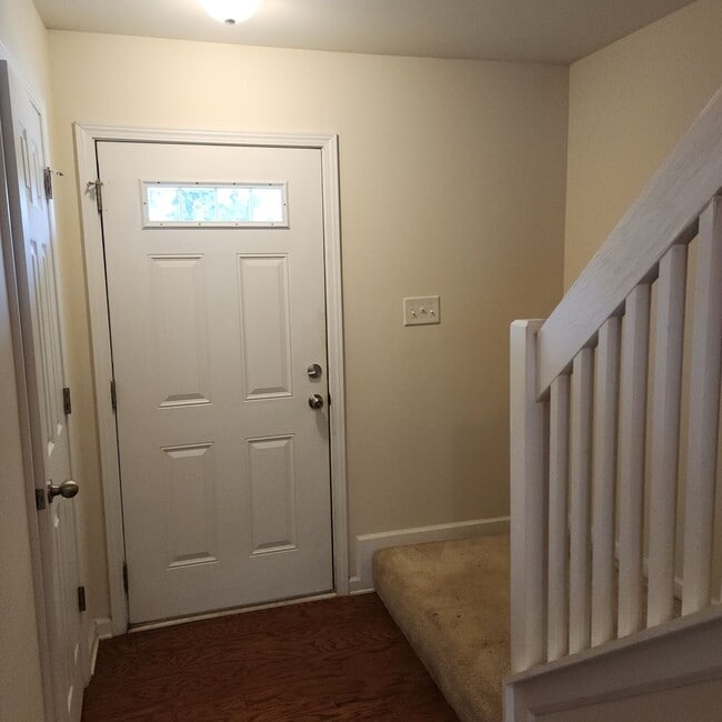 Building Photo - 3 Level Townhouse For Rent In Greensboro w...