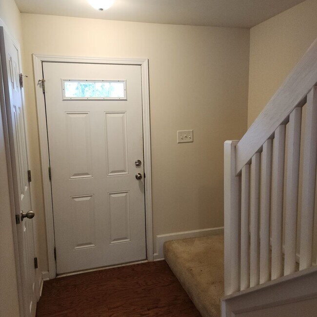 Foto del edificio - 3 Level Townhouse For Rent In Greensboro w...