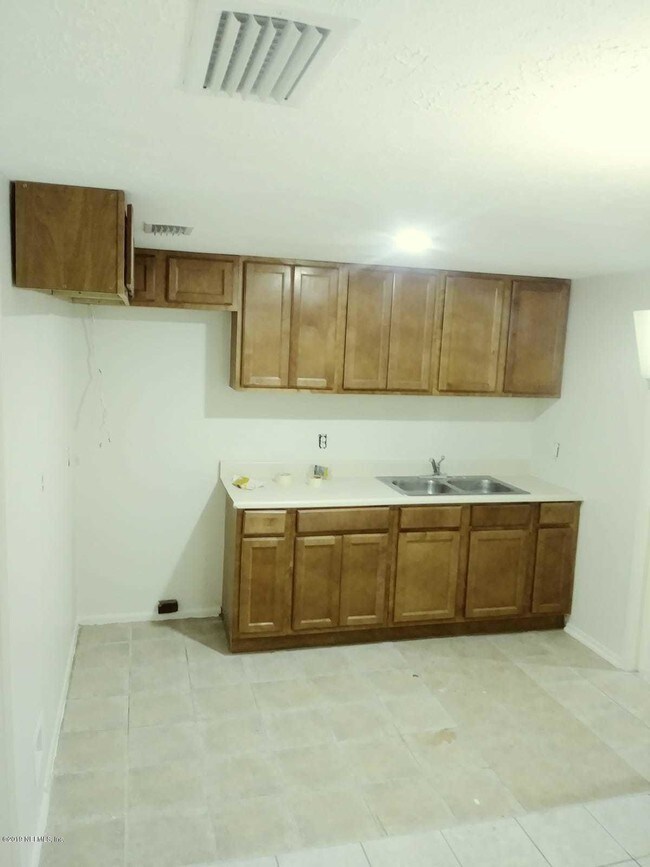 Building Photo - 1244 W 27th St