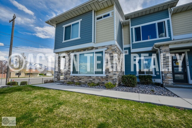 Photo - Row-end Townhome in South Jordan!