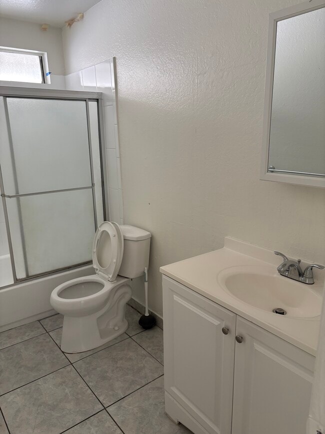 Building Photo - 711 W Roosevelt Ave