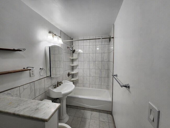 Foto del edificio - 270 Marin Blvd
