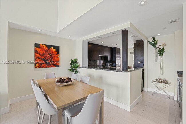 Foto del edificio - 2442 Fisher Island Dr