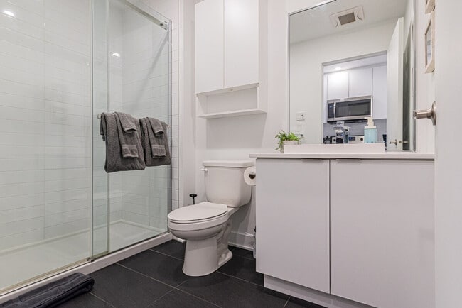 Building Photo - 100 Boul. de Maisonneuve E