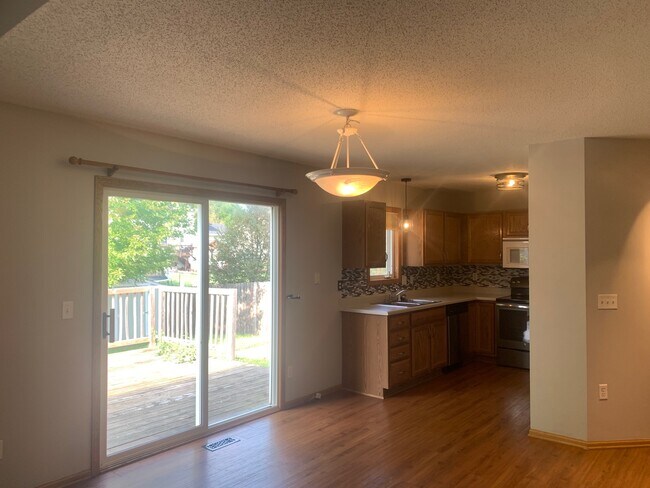 Building Photo - 402 SE Orchid St