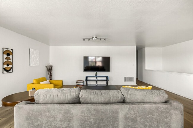 Building Photo - 309 Evening Grosbeak Dr