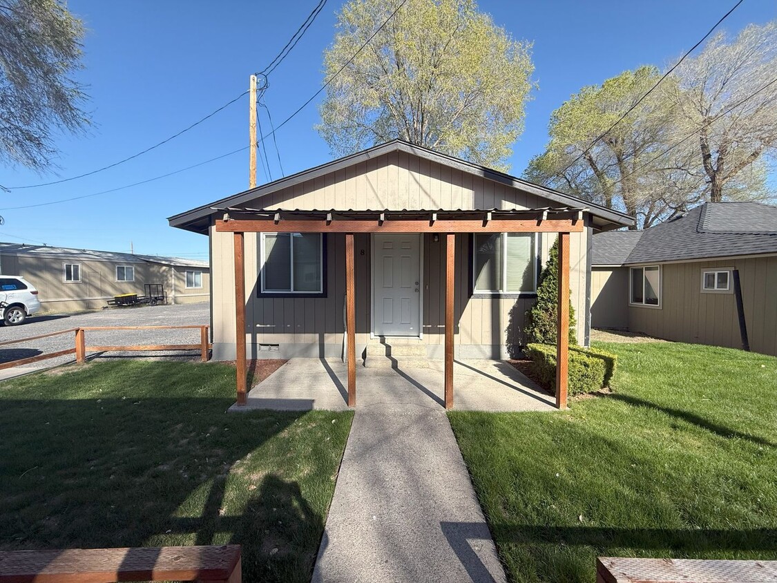 Primary Photo - COZY 2 BEDROOM & 1 BATHROOM HOME
