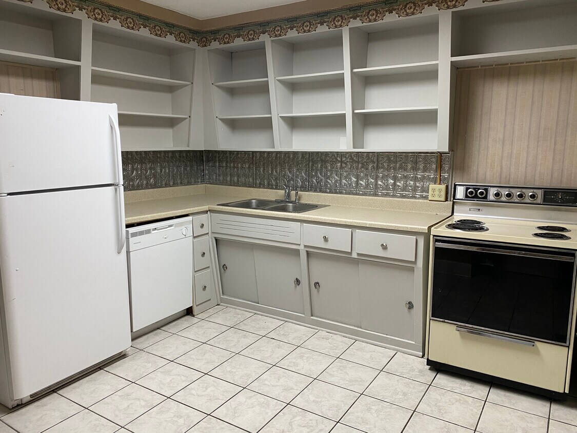 Kitchen w/appliances - 1426 Maple Ave