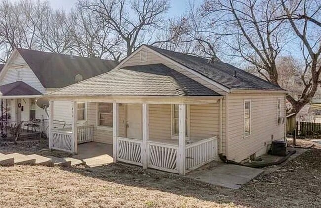 Building Photo - 2 Bedroom Northeast Bungalow For Rent